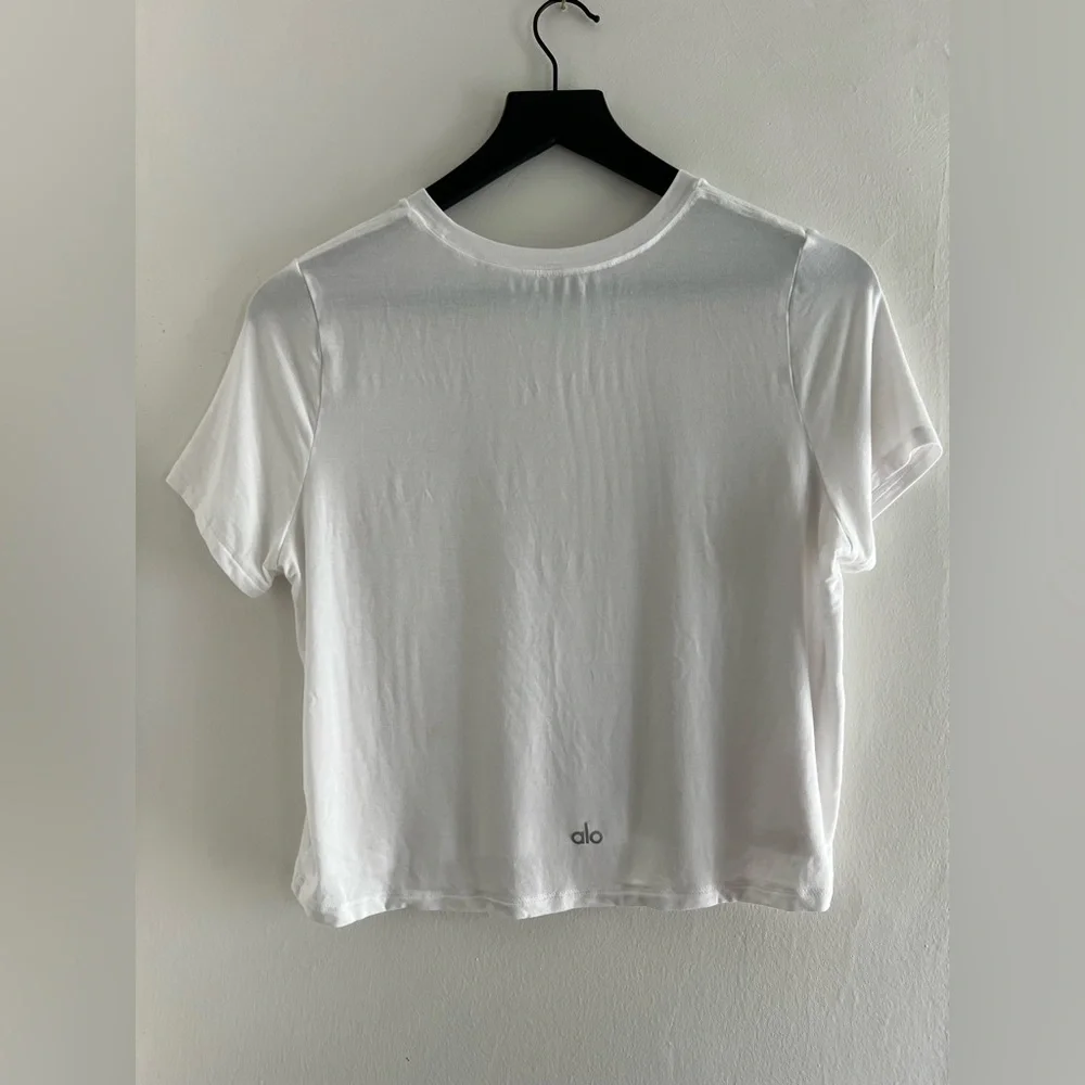 ALO Yoga Cropped tee - Picture 2 of 3